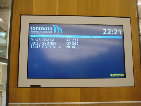 Panneau des arrivées et départ à l'aeroport  de la Tontouta 