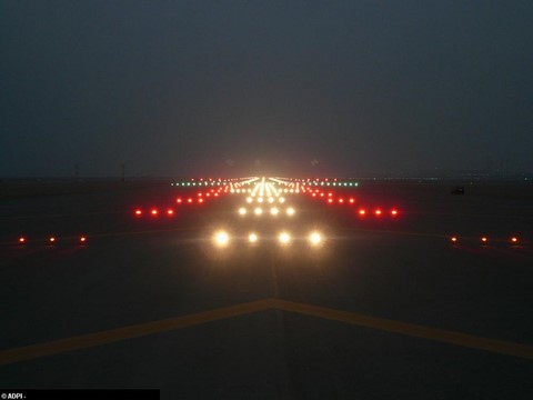 La piste de l'aeroport la nuit 