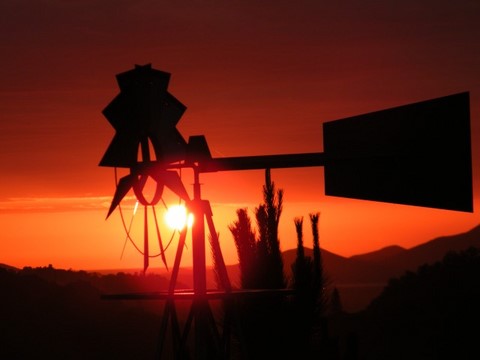 eoliene et coucher de soleil au tour du monde NC