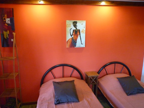 chambre à thème 2 lits séparés du chalet out of africa du tour du monde Noumea 